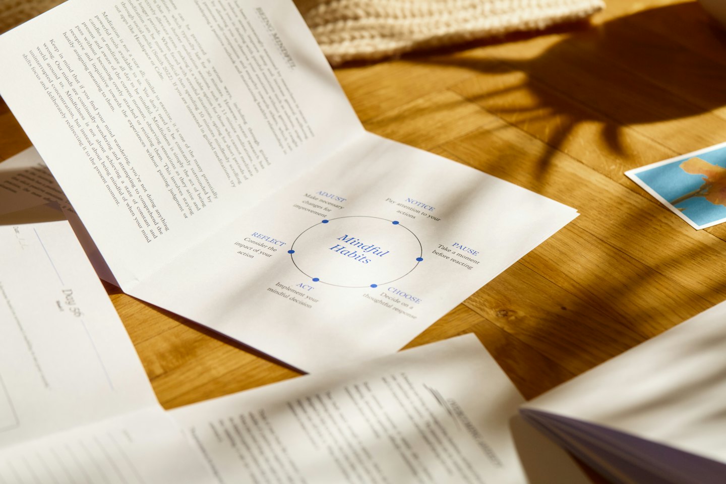 Offene Notizbücher und ein Diagramm auf Holzboden.