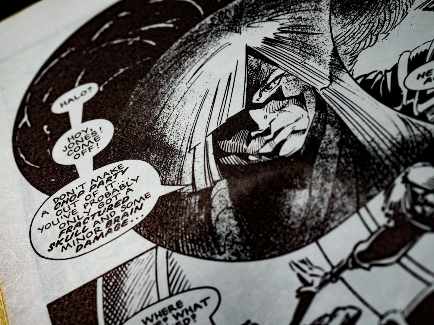 Nahaufnahme einer offenen Comicseite mit Tuschezeichnungen.